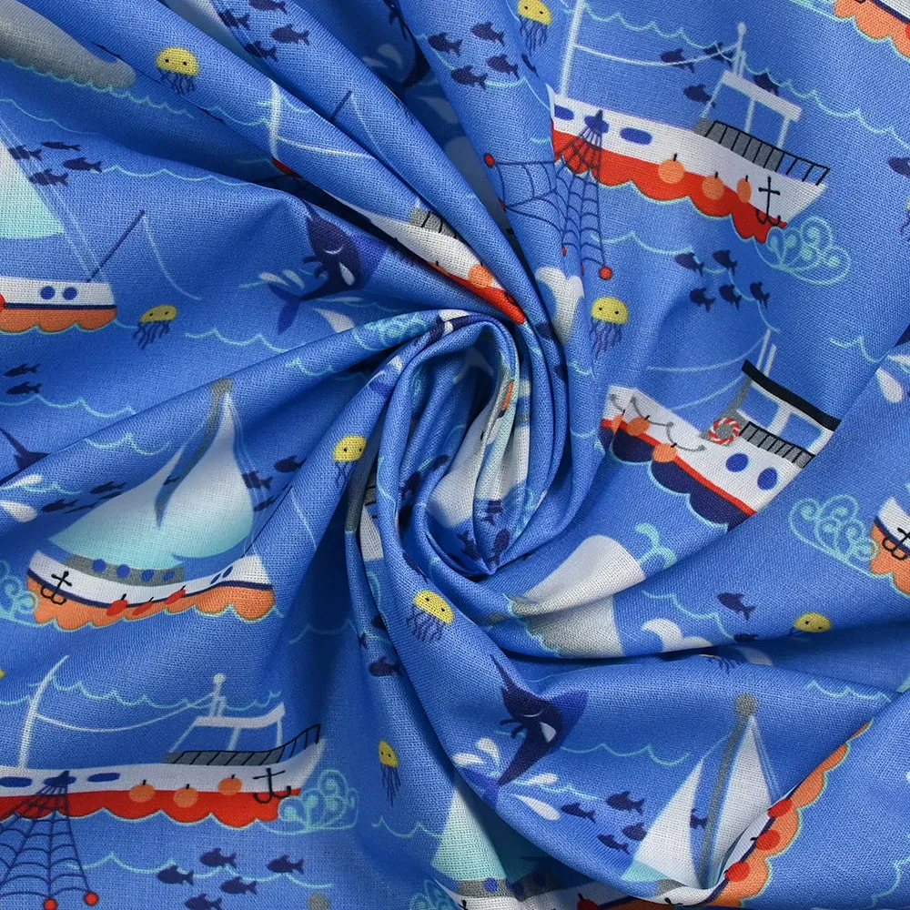 Coton imprimé l'océan et ses bateaux fond bleu