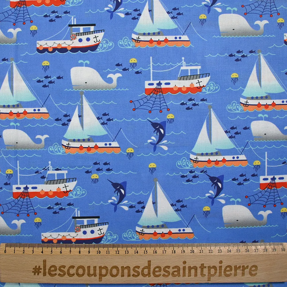 Coton imprimé l'océan et ses bateaux fond bleu