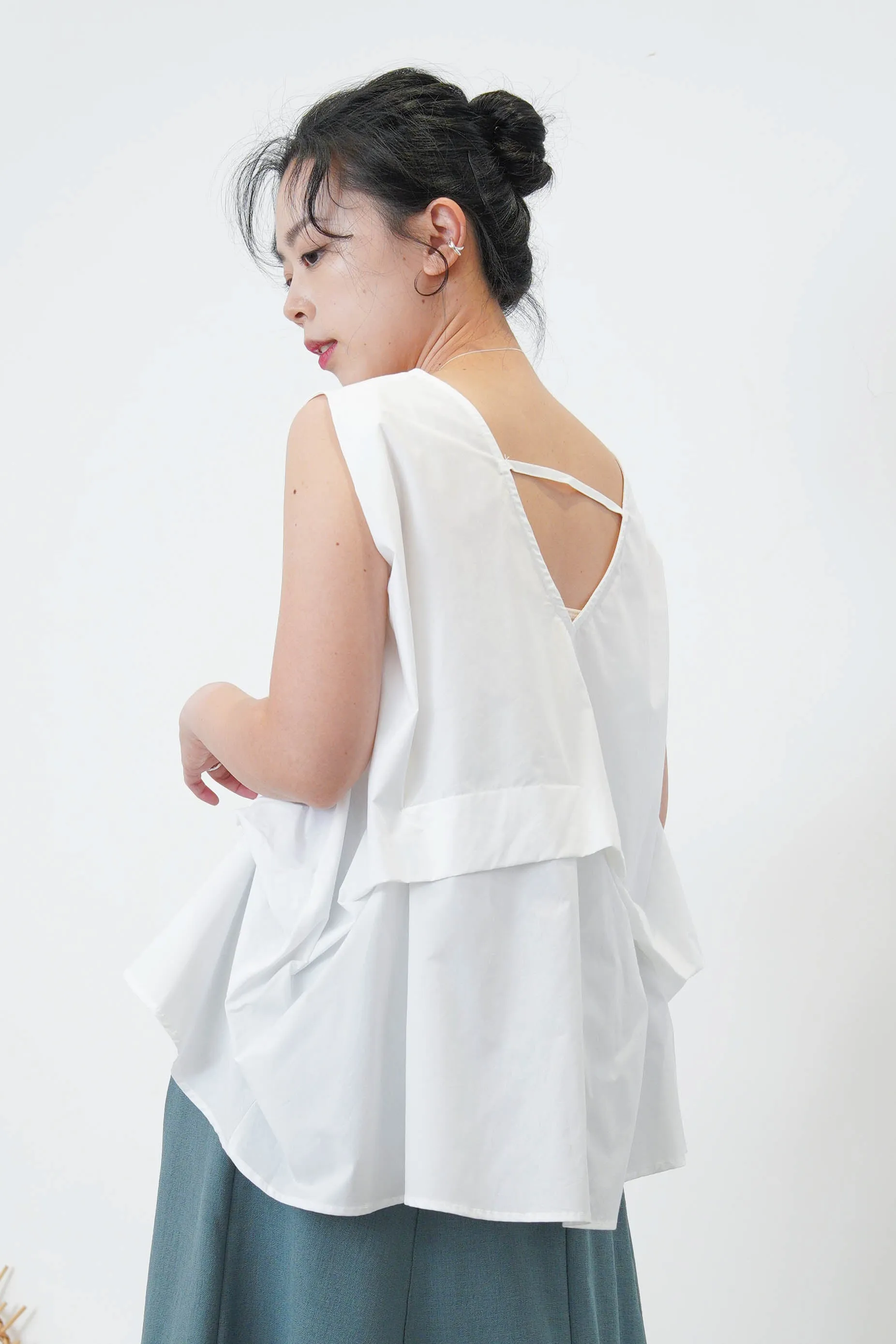 White vest with details pleats hem