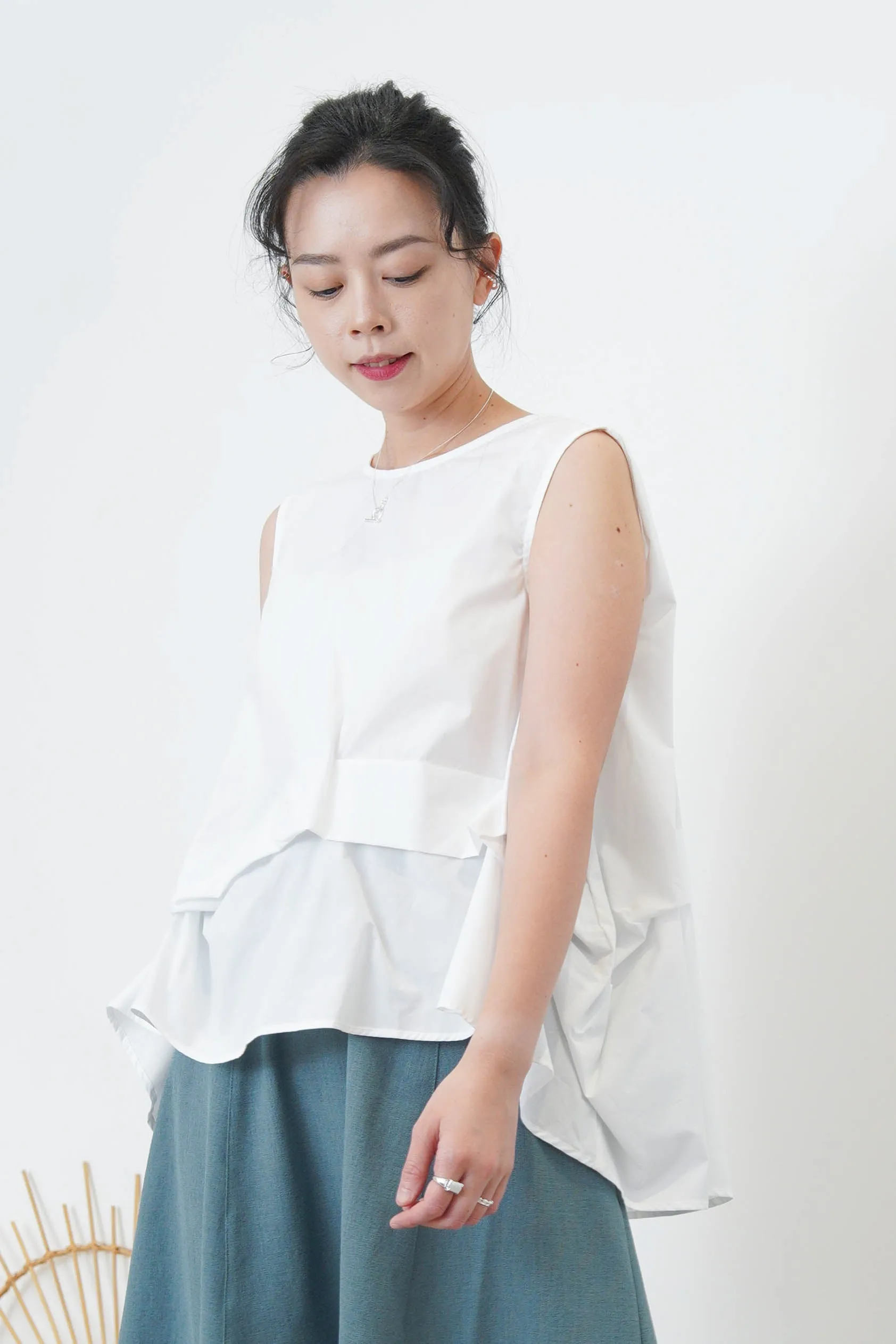 White vest with details pleats hem