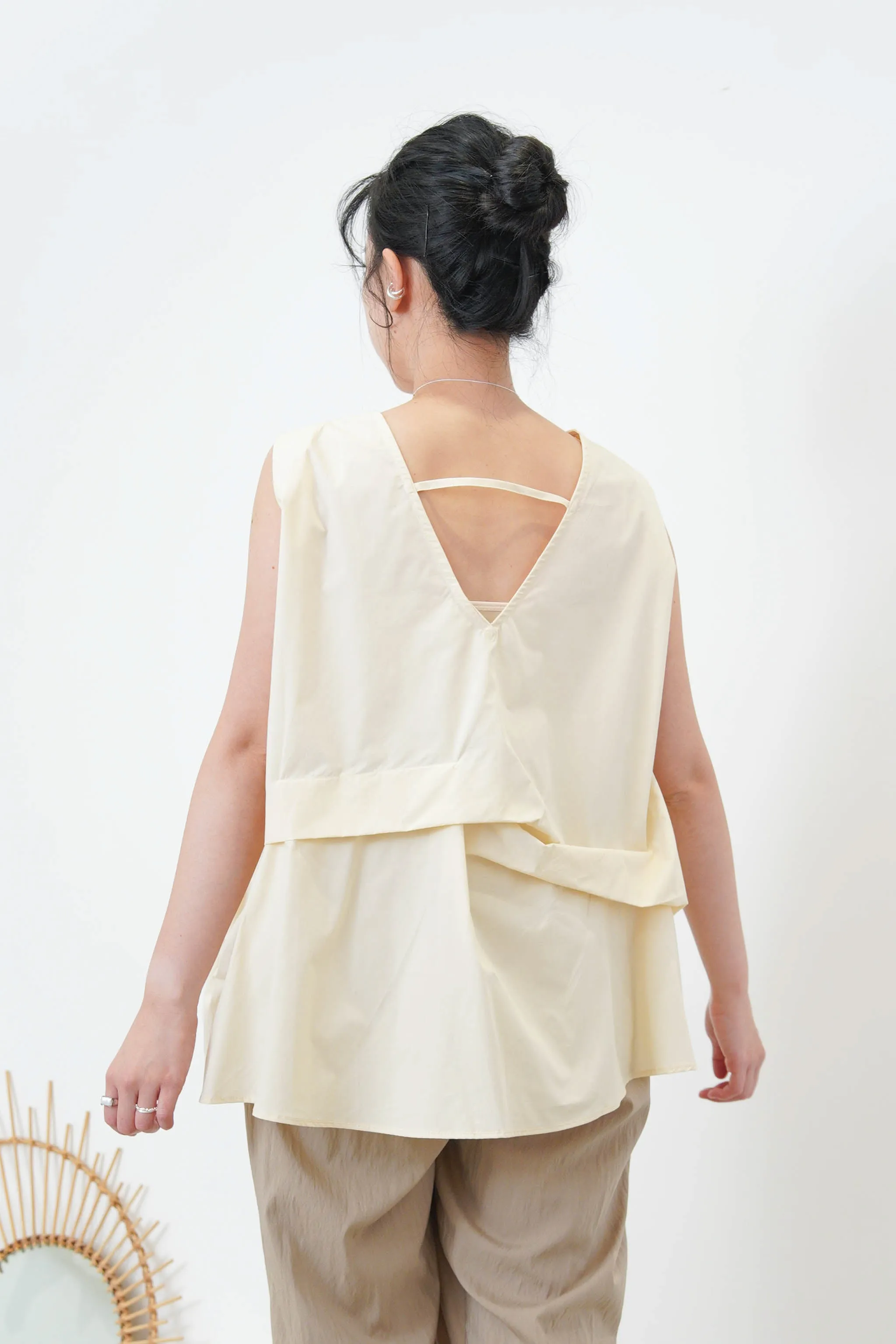 White vest with details pleats hem