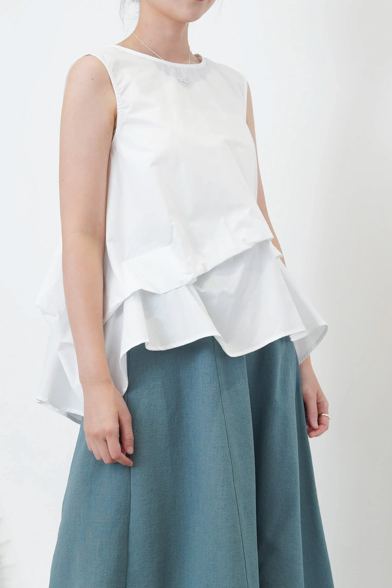 White vest with details pleats hem