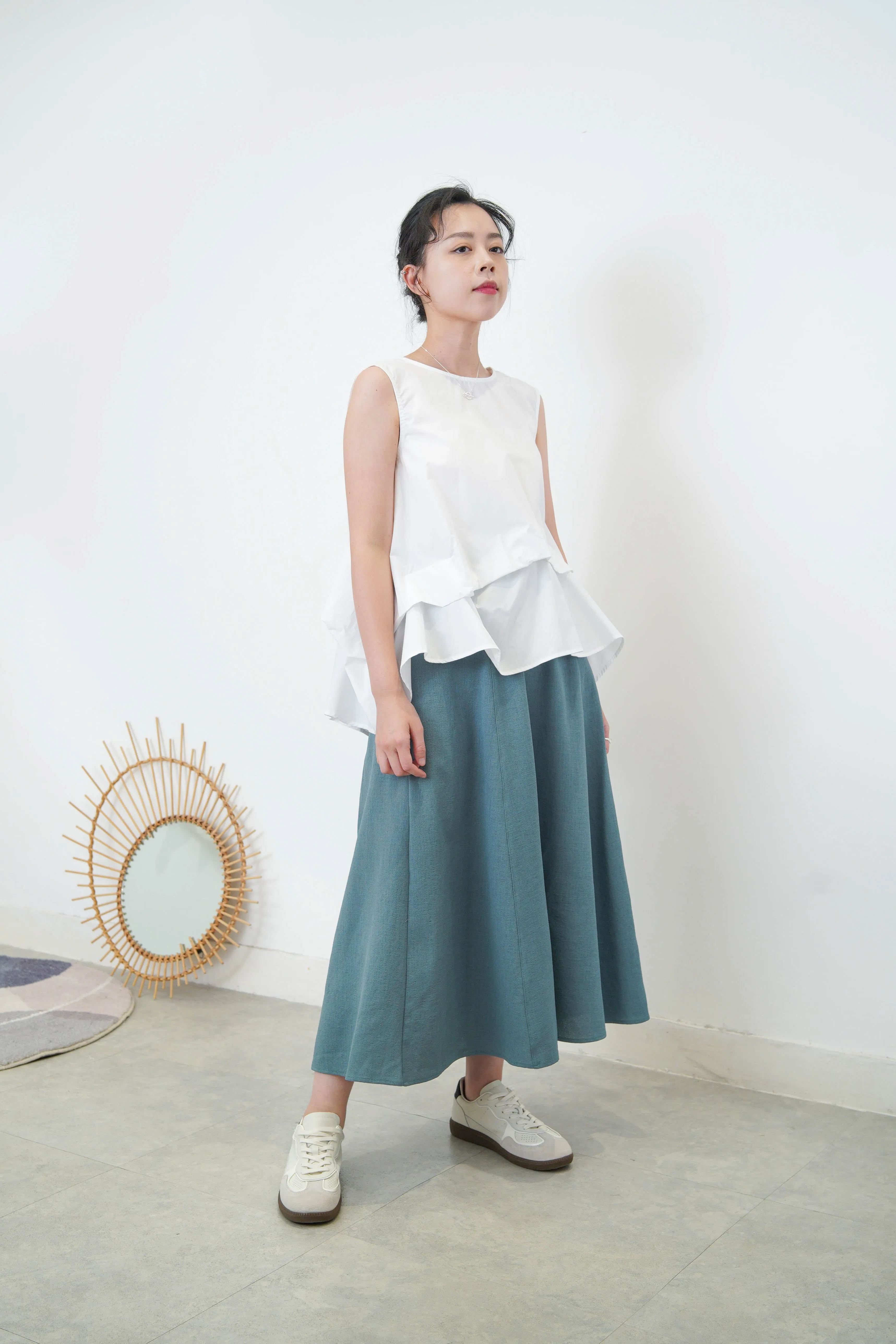 White vest with details pleats hem