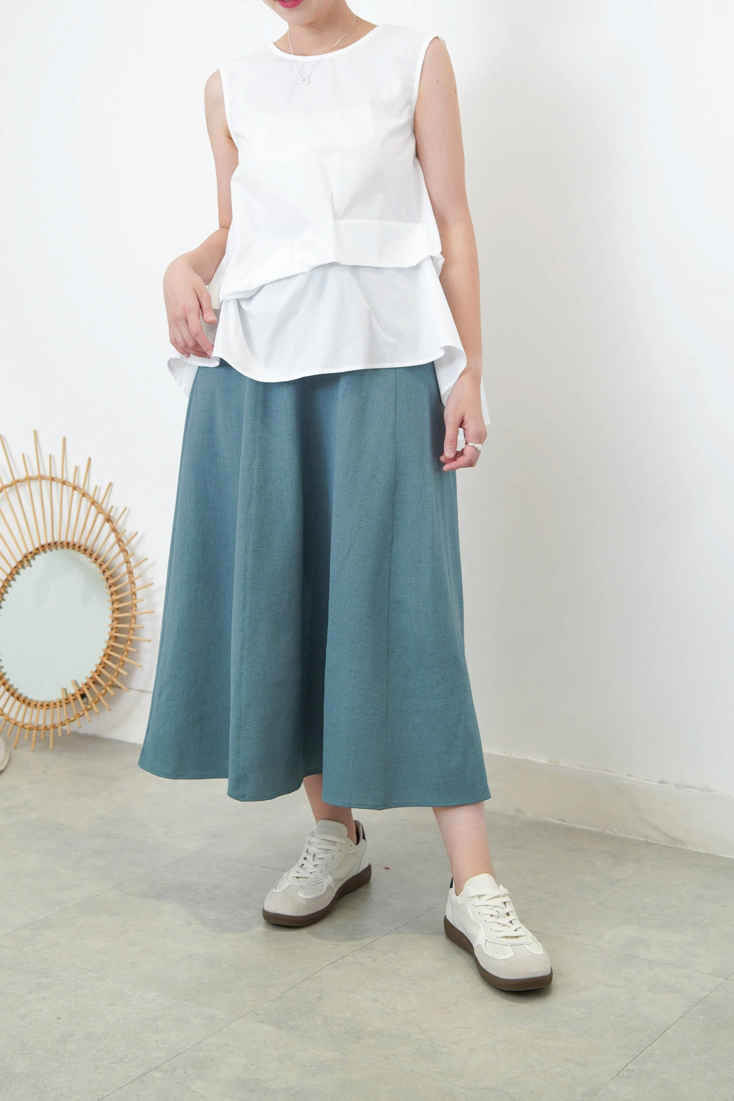 White vest with details pleats hem