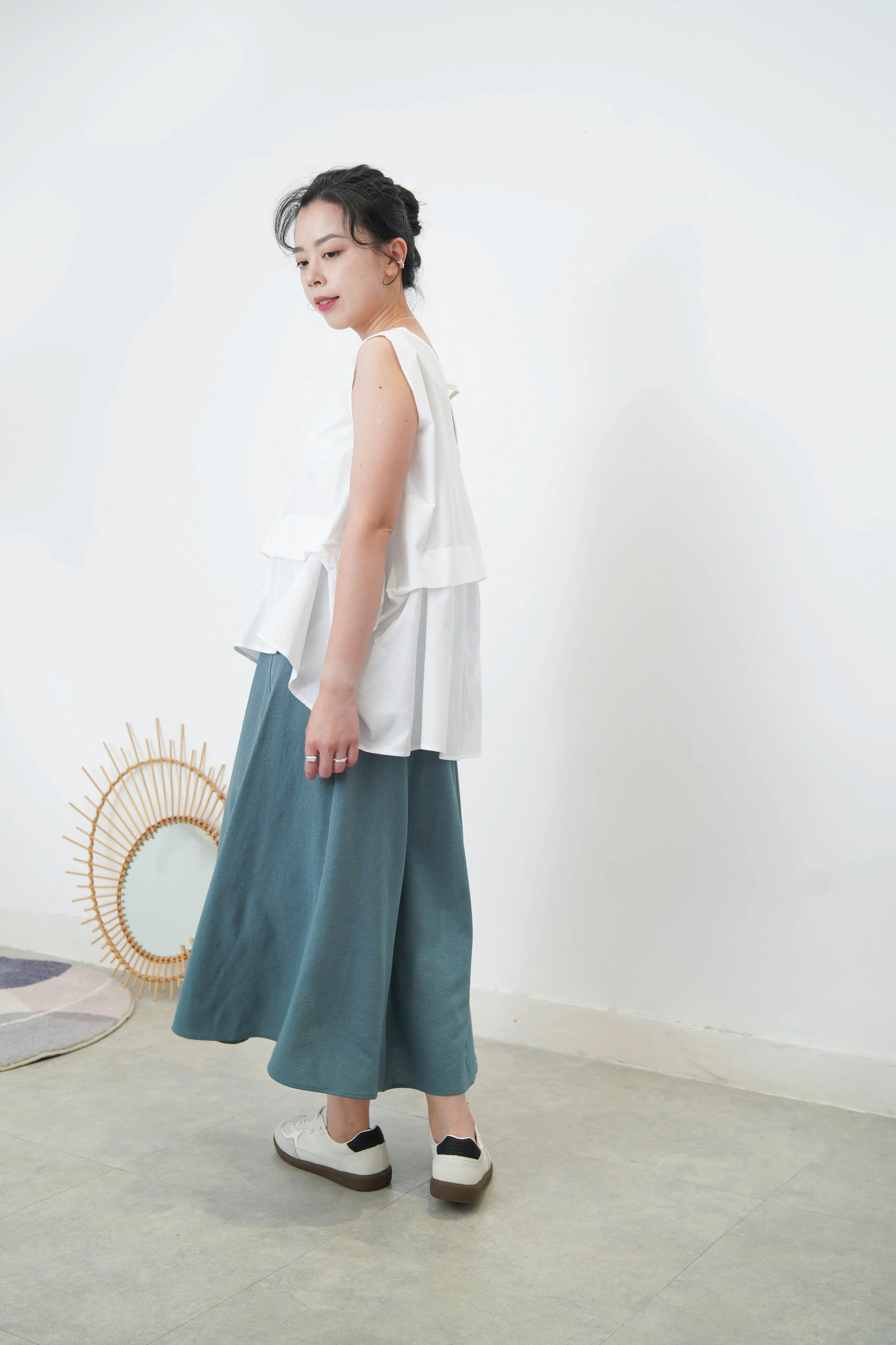 White vest with details pleats hem