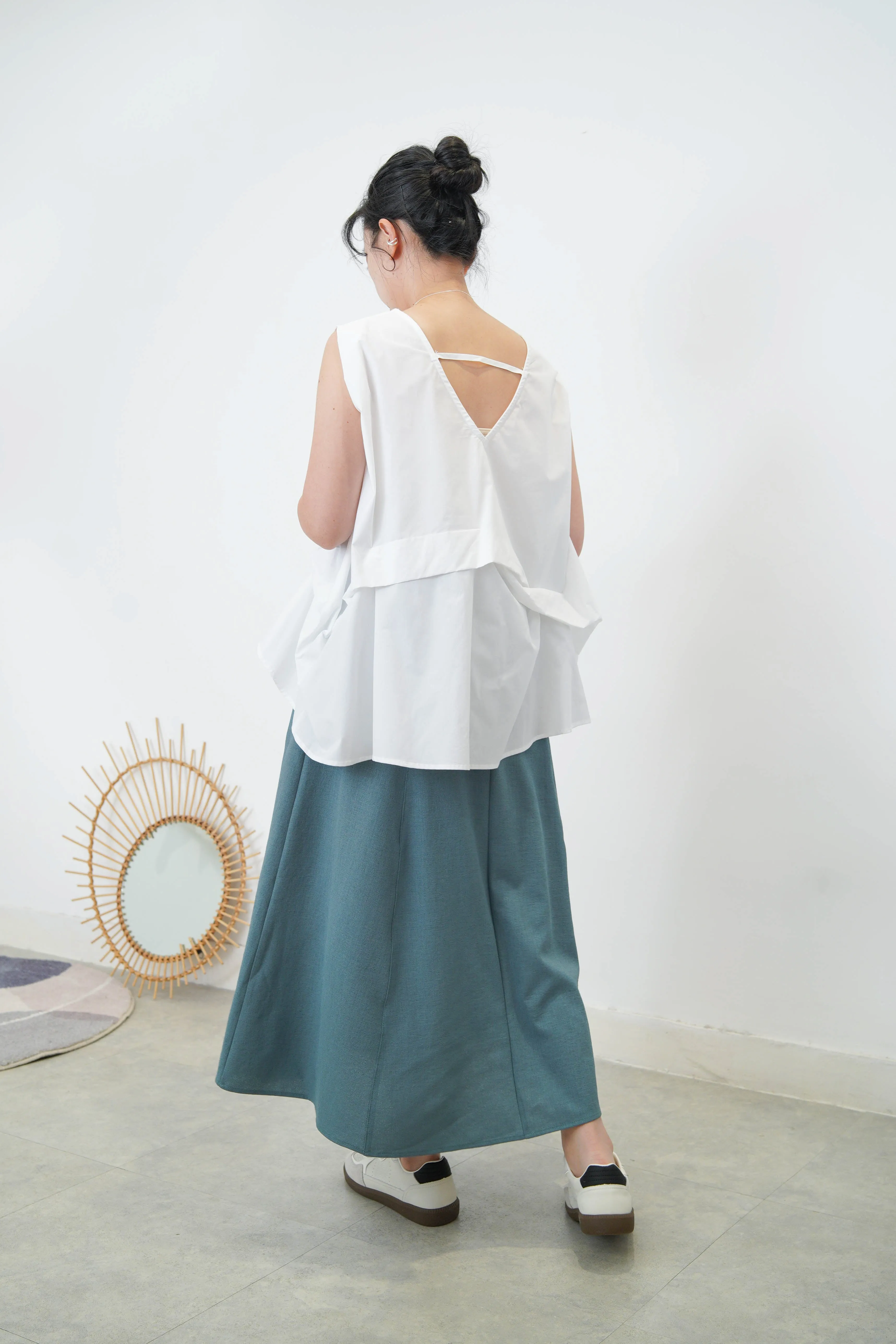 White vest with details pleats hem