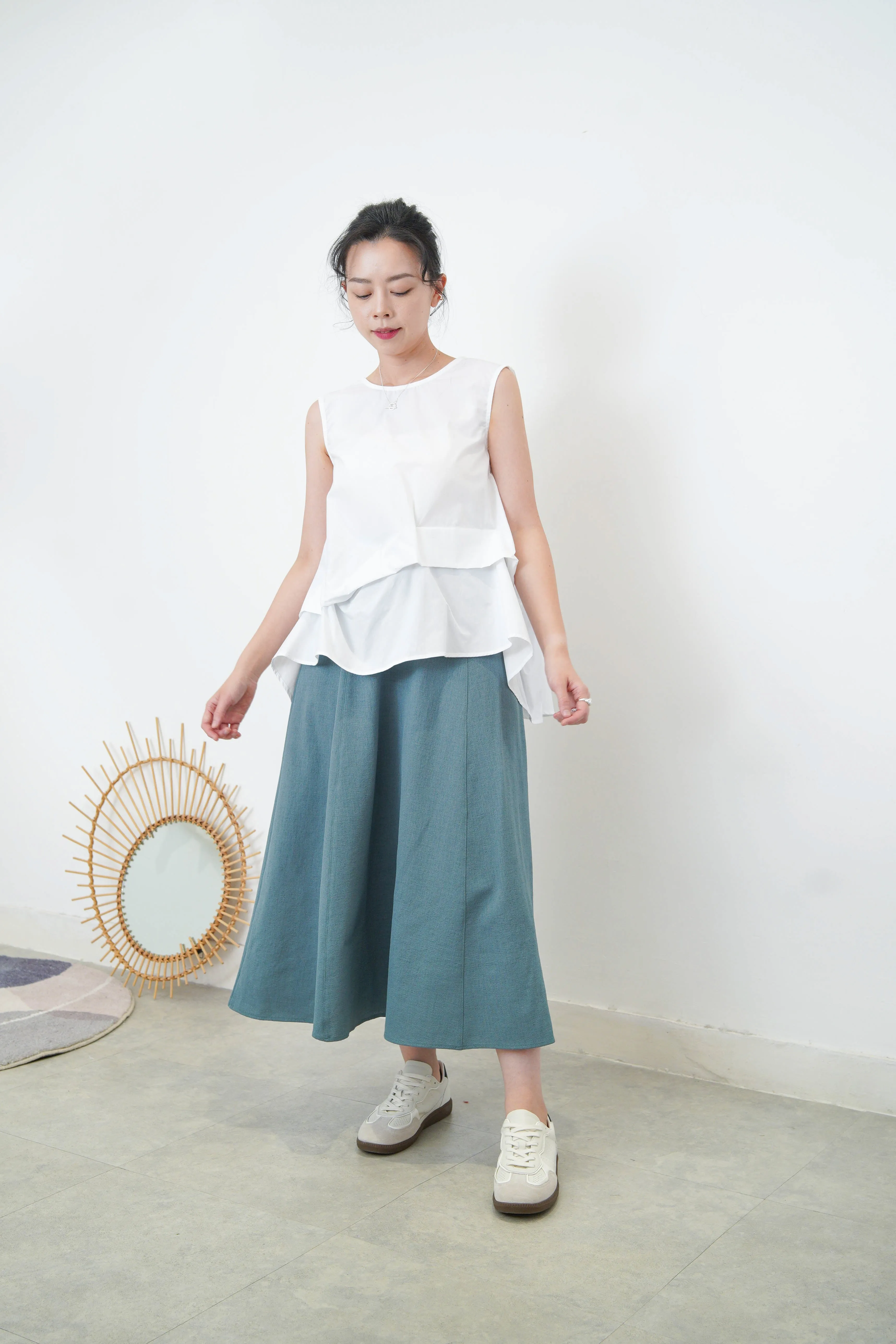 White vest with details pleats hem
