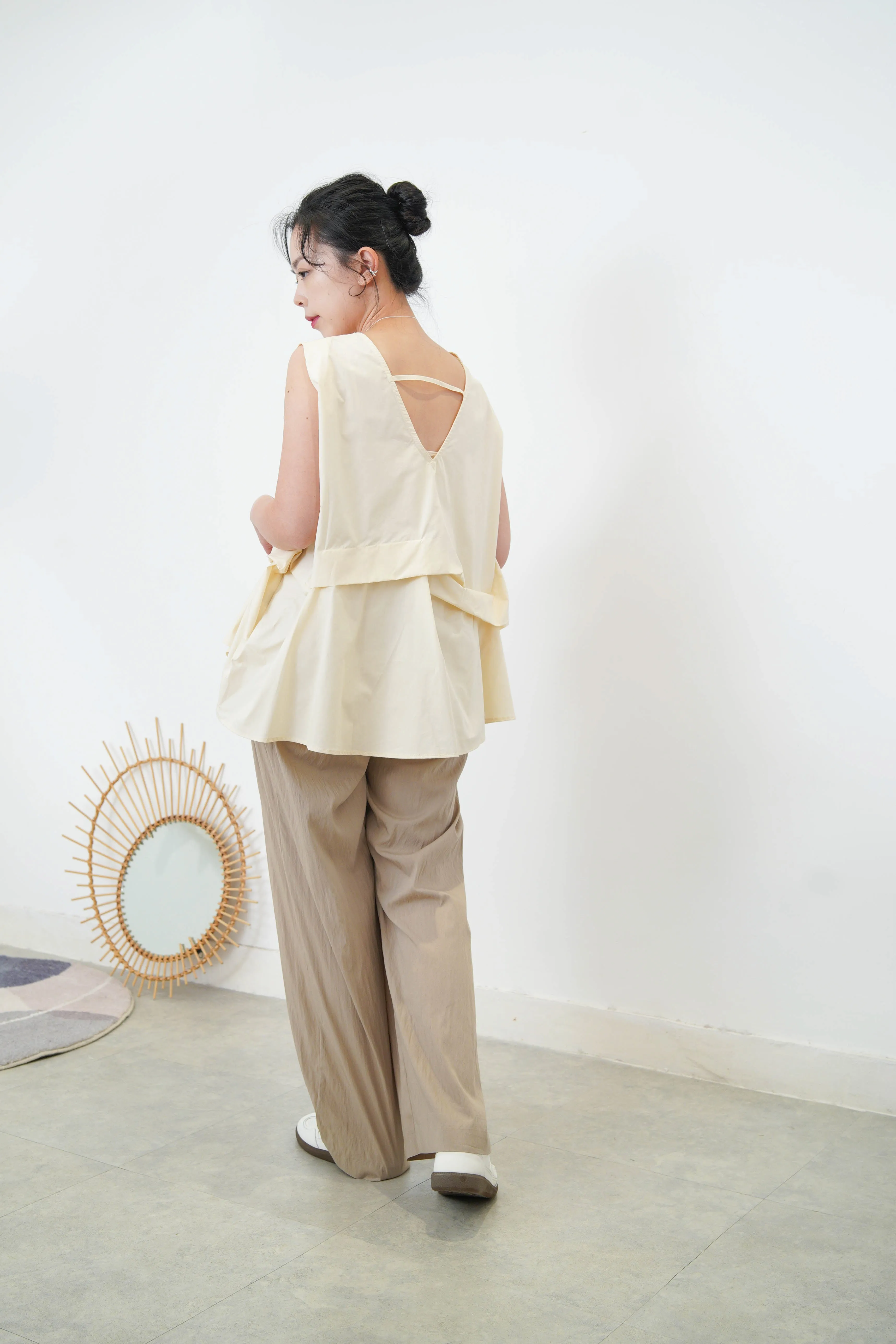 White vest with details pleats hem